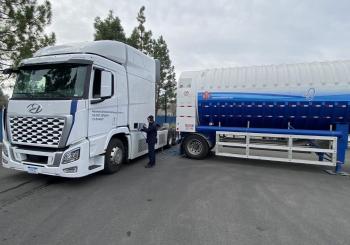 A Hyundai Class 8 Xcient fuel cell truck fuels at a First Element high capacity mobile refueller, part of a pilot program for several other heavy duty fuel cell vehicle manufacturers
