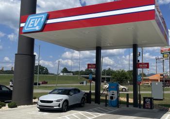 The Oxford charging station boasts one Direct Current Fast Charger (DCFC) with two CCS ports, both situated under a dedicated RaceTrac canopy. Photo: ReceTrac