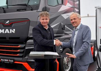 Thomas Nickels (left) with Floris van de Klashorst at the signing of the cooperation agreement at the MAN test track in Munich. Photo: MAN Truck & Bus