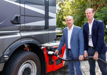 Hubert Aiwanger (left), Bavarian State Minister for Economic Affairs, Regional Development and Energy and Frederik Zohm, Executive Board Member for Research and Development at MAN Truck & Bus charge the new MAN eTruck with over 1,000 kW